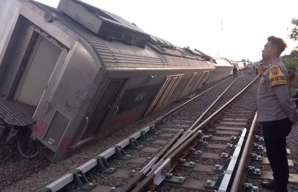 Kereta api Argo Bromo Anggrek rute Surabaya Pasar Turi-Gambir Jakarta anjlok di wilayah Pagaden, Kabupaten Subang, Jawa Barat, Jumat, 1 Agustus 2025. (Beritasatu/Elan Suherlan)