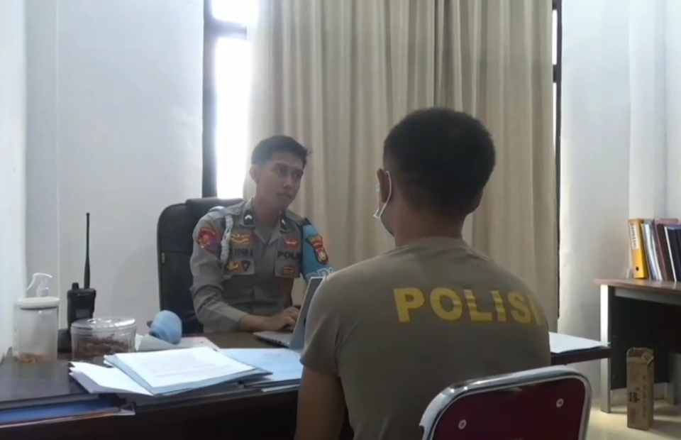Oknum Polisi Terduga Pelaku Pelecehan dibawah Oleh Propam Polres Mateng, Jumat 1 Agustus 2025. (Beritasatu/Muhammad Arbab)
