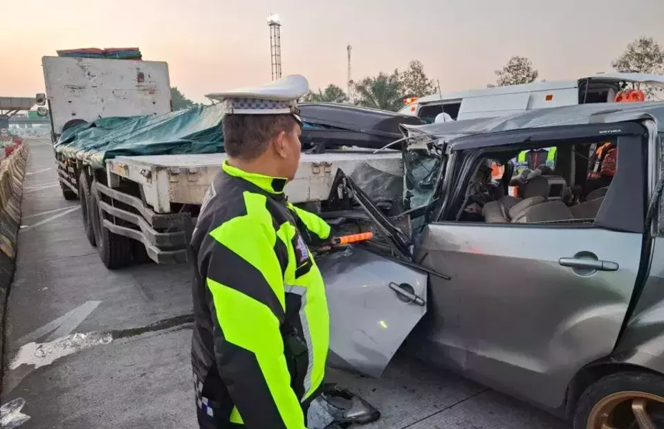 Sebuah mobil Suzuki Ertiga menabrak truk parkir di bahu jalan di Tol Cipali, Minggu 3 Agustus 2025. (Beritasatu/Dede Adhitama)