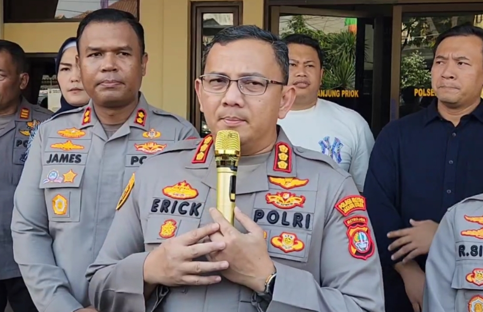 Kapolres Metro Jakarta Utara Kombes Pol Erick Frendriz mengungkapkan, anggotanya menangkap empat pelajar yang diduga terlibat dalam aksi penyiraman air keras terhadap seorang siswa SMK di Jalan Sungai Bambu, Tanjung Priok, Jakarta Utara pada Jumat, 1 Agustus 2025. (Beritasatu/Yohannes Tohap Hotman Tobing)
