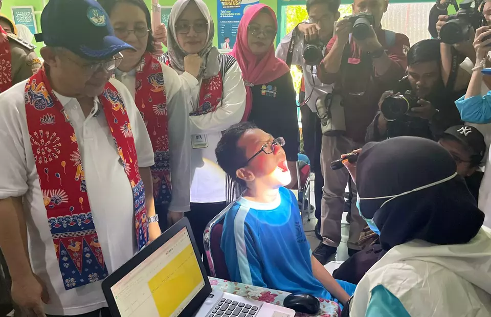 Menteri Pendidikan Dasar dan Menengah (Mendikdasmen) Abdul Mu'ti meninjau langsung pelaksanaan program cek kesehatan gratis (CKG) di SDN Cideng 2, Jakarta Pusat pada Senin 4 Agustus 2025.. (Beritasatu/Zhulfakar)