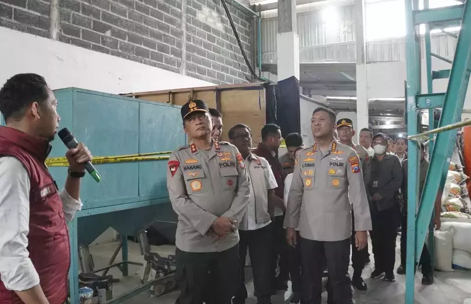 Satuan Reserse Kriminal (Satreskrim) Polresta Sidoarjo membongkar praktik pengoplosan beras premium, Senin 4 Agustus 2025. (Beritasatu/Slamet Wibowo)
