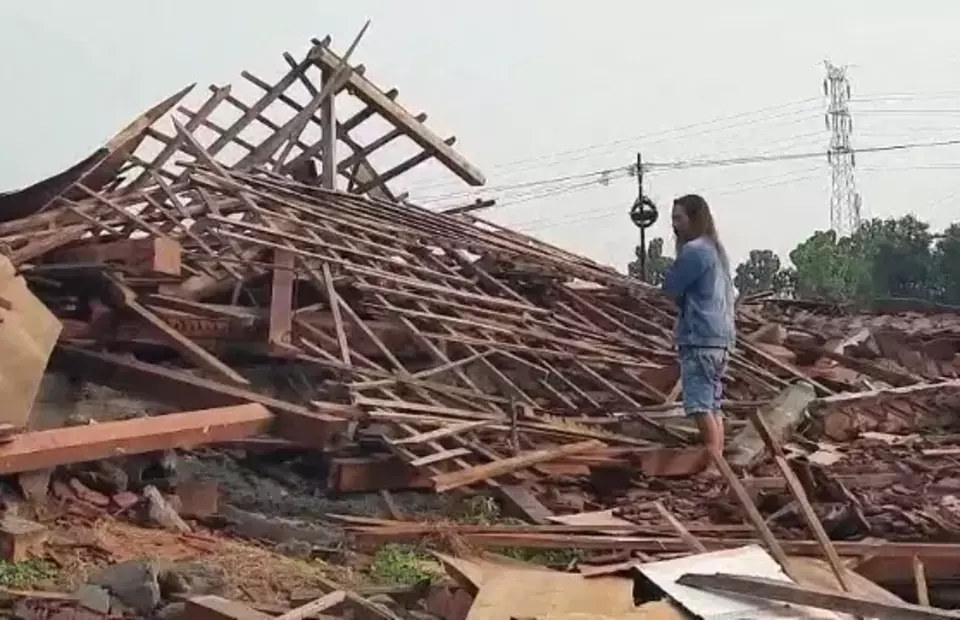 Hujan deras disertai angin kencang di Boyolali robohkan joglo, menewaskan satu orang. (Beritasatu/Joko Laksono)