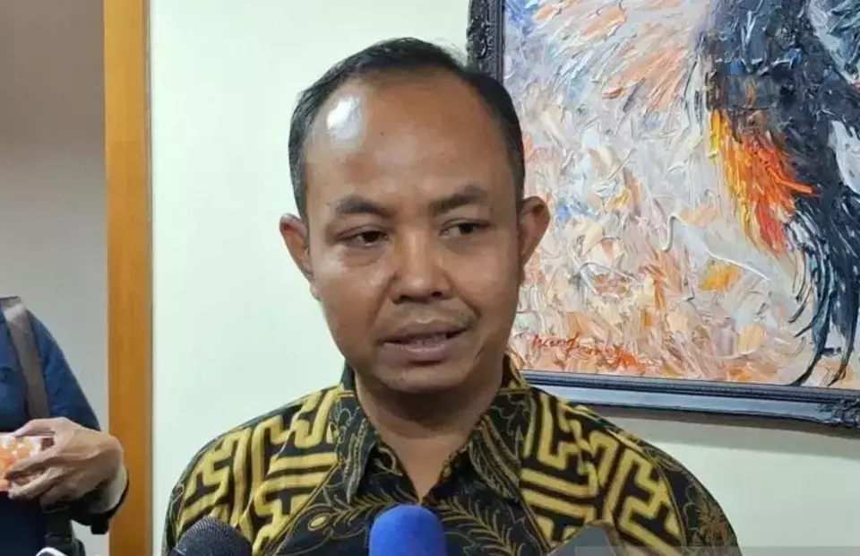 Ketua Komisi Pengaduan dan Penegakan Etika Pers Dewan Pers Muhammad Jazuli memberikan keterangan kepada wartawan di Gedung Dewan Pers, Jakarta, Selasa (5/8/2025). (Antara/Fianda Sjofjan Rassat)
