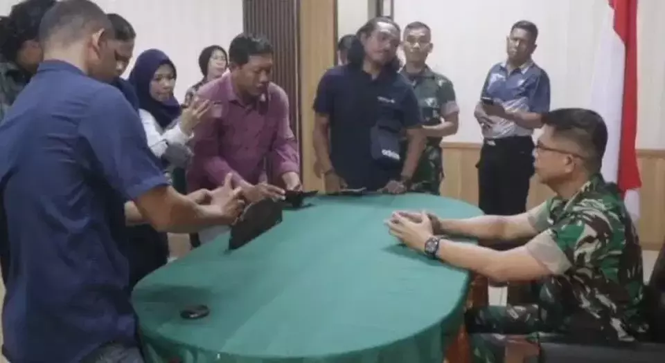 Wakil Kepala Penerangan Kodam (Waka Pendam) IX/Udayana Letkol Inf Amir Syarifudin berbicara kepada wartawan. (Beritasatu/Sopian Hadi)