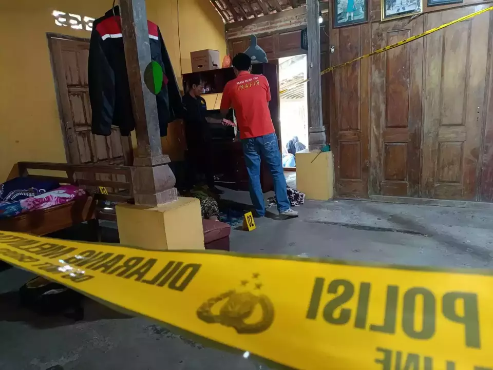 Polisi melakukan olah TKP atas dugaan bunuh diri pasangan suami istri dengan mengonsumsi racun tikus di Desa Panggungkalak, Kecamatan Pucanglaban, Kabupaten Tulungagung, Jawa Timur, pada Minggu (10 Agustus 2025).
