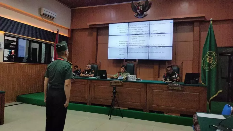 Peltu Yun Herry Lubis berdiri mendengar putusan vonis majelis hakim di Pengadilan Militer I-04 Palembang, Senin (11/8/2025). (Beritasatu/Andika Pratama)