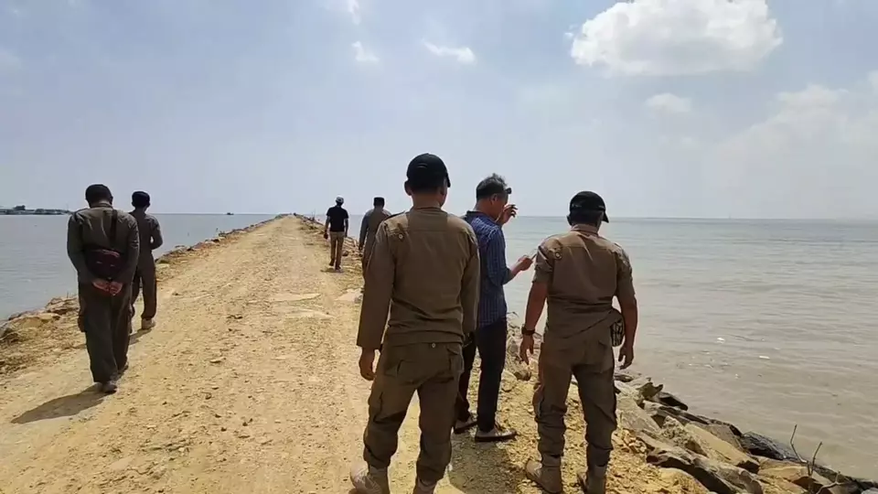 Petugas keamanan mendatangi TKP jasad wanita ASN yang mengambang di Pantai Rembang. (Beritasatu/Jamaah)