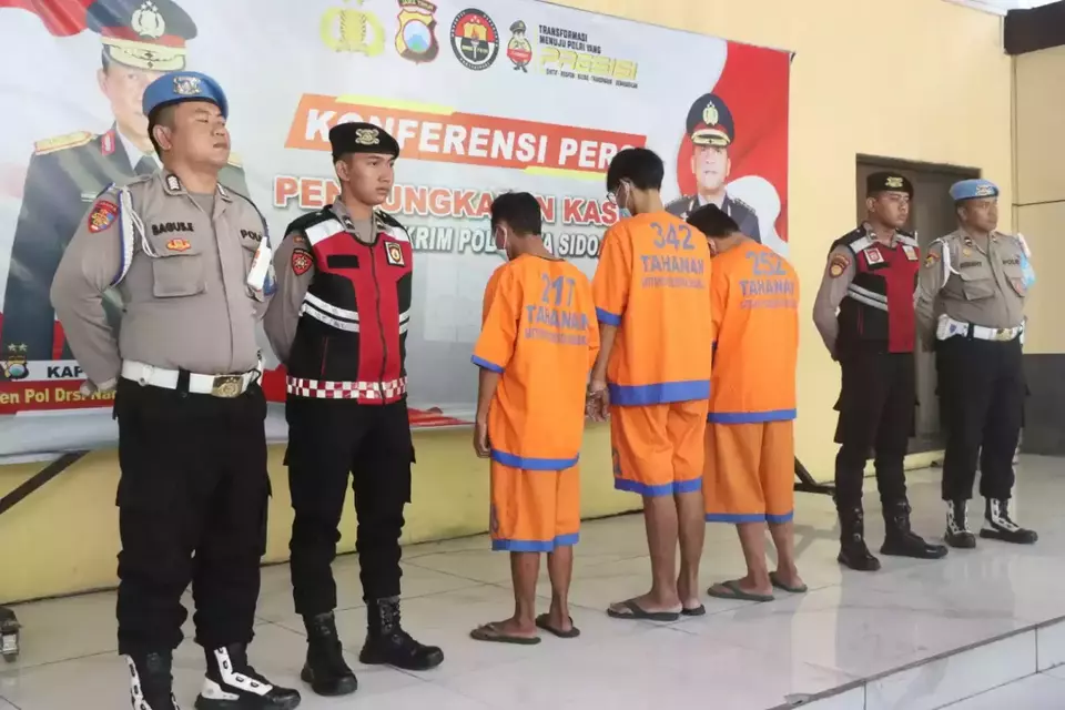 Polisi Sidoarjo menangkap tiga pria pembentuk komunitas LGBT di Facebook terkait penyebaran konten pornografi, Senin 11 Agustus 2025. (Beritasatu/Slamet Wibowo)